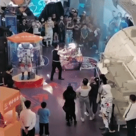 商場表演冷煙花被消防水炮澆滅 商場表演冷煙花被消防水炮澆滅